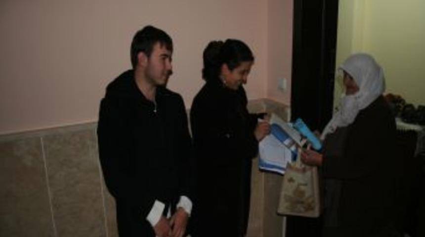 Pursaklar'da b&uuml;zg&uuml;l&uuml; &ccedil;&ouml;p poşeti dağıtılıyor