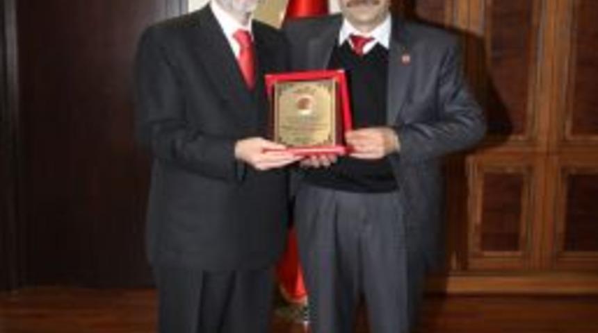 Muhtardan Başkan Tuna'ya teşekk&uuml;r plaketi