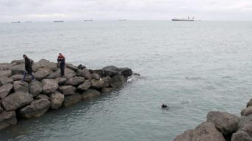 Sahilde kayalıkta bulunan &ccedil;antanın sahibi denizde arandı