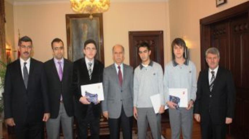 Vali Harput olimpiyat şampiyonlarını &ouml;d&uuml;llendirdi