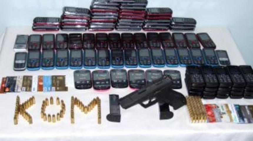 Kuyumcuda silah ve ka&ccedil;ak cep telefonu ele ge&ccedil;irildi