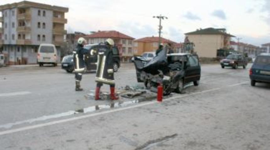 Lise &ouml;ğrencileri otostopla bindikleri otomobilin kaza yapması sonucu yaralandı