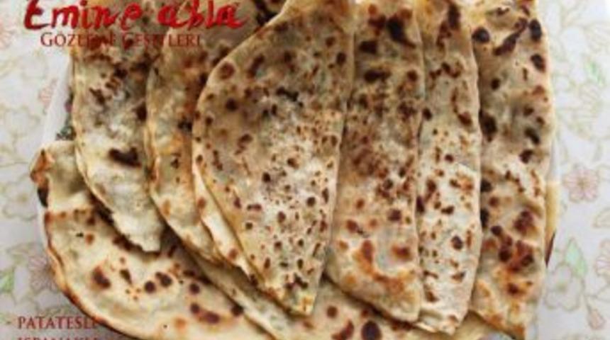 Evinin mutfağında yaptığı lezzetleri internetten İzmirlilere ulaştırıyor