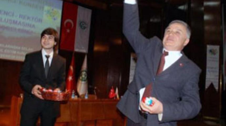 "Rekt&ouml;r" &ouml;ğrencilere yumurta fırlattı