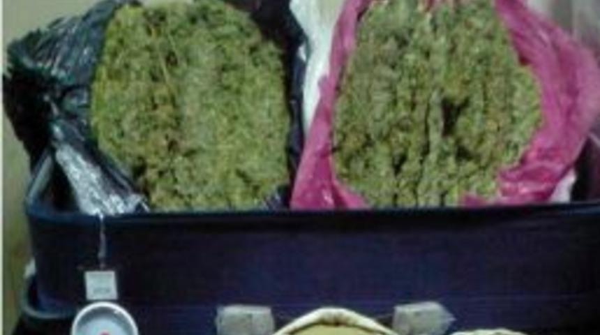 Otob&uuml;steki valizde 33 kilo esrar bulundu