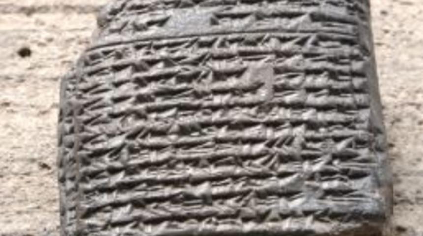 D&uuml;nyanın en eski oyuncak arabası ve arazi tapusu Mardin'de bulundu