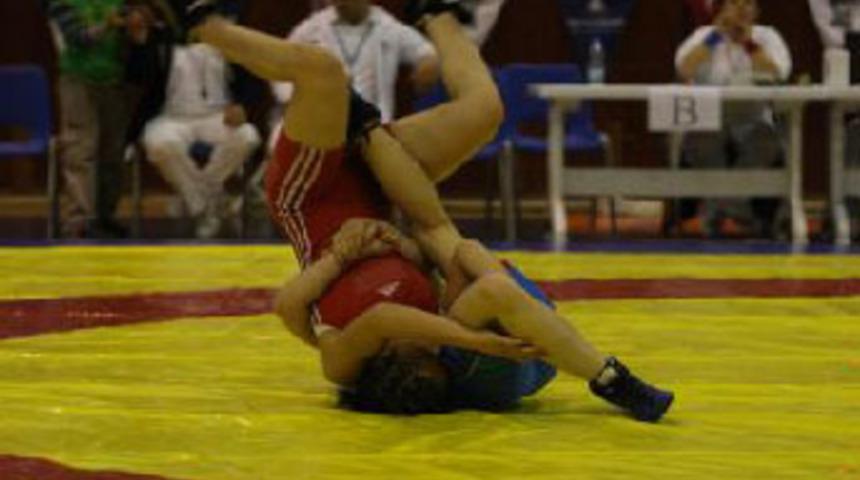 Kadın g&uuml;reş&ccedil;iye tekme- tokat dayak