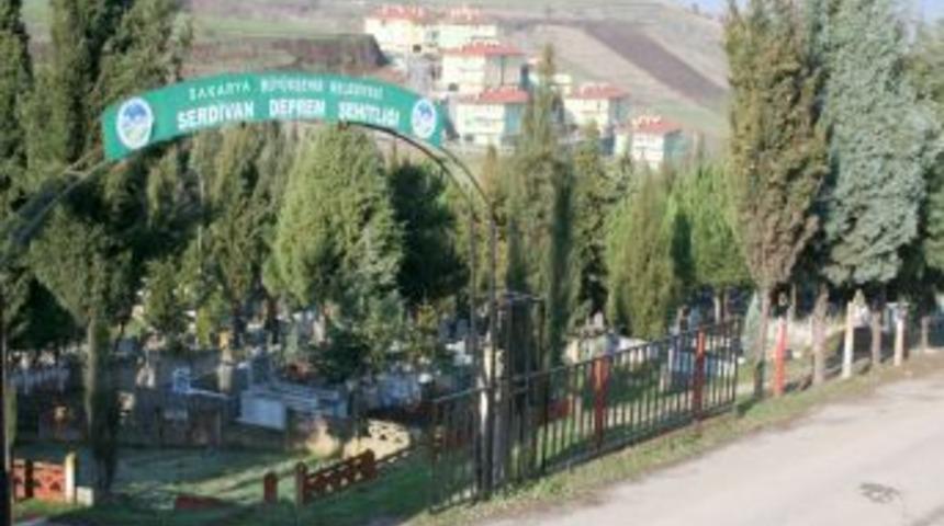 12 yıldır bakıma alınmayan deprem şehitliğinin kapısı var, duvarı yok