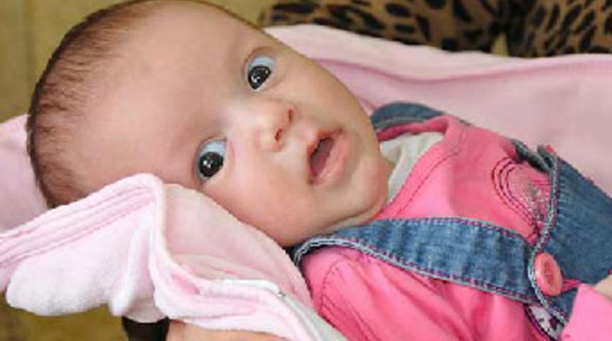 Azra bebek kundaktan &ccedil;ıktı