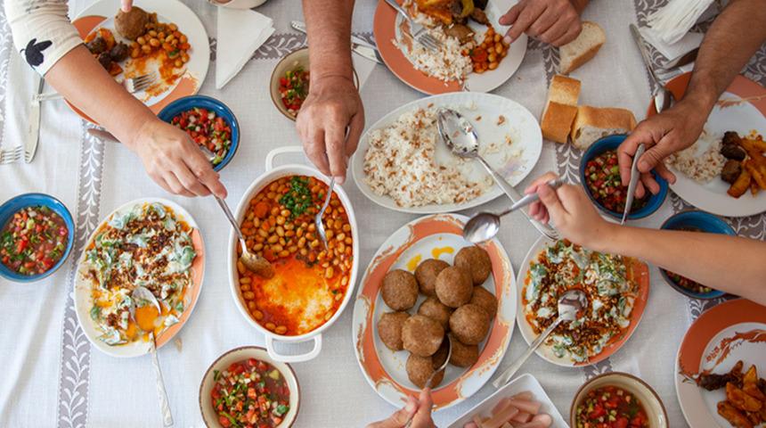 Ertesi g&uuml;ne kalan yemek daha mı lezzetli? Bilim insanları test etti