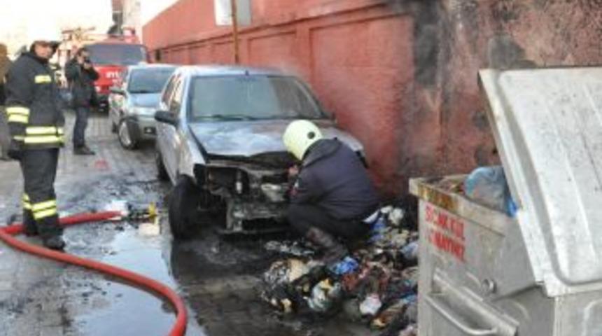 &Ccedil;&ouml;p konteynerinin yanına park ettiği aracı k&uuml;l oldu