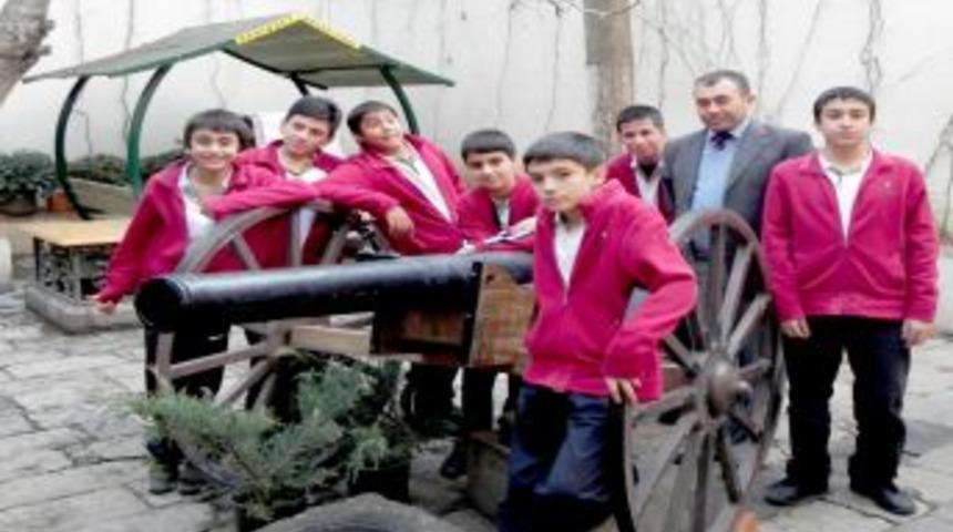 Mutafoğlu &ouml;ğrencileri Savaş M&uuml;zesi&rsquo;ni gezdi