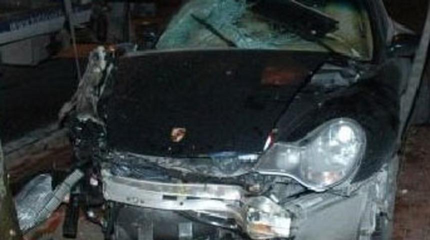 Porsche ile ağaca &ccedil;arptı