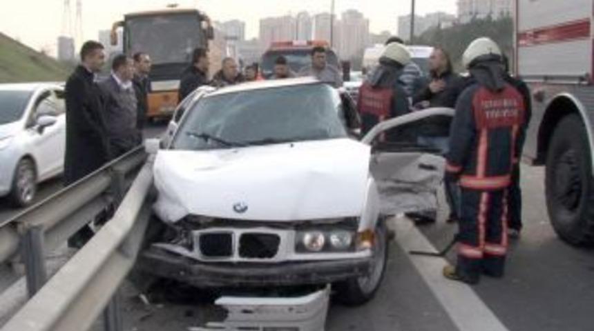 Kaza yapan otomobildeki köpek, yaralı sahibine sarılarak yardım bekledi.