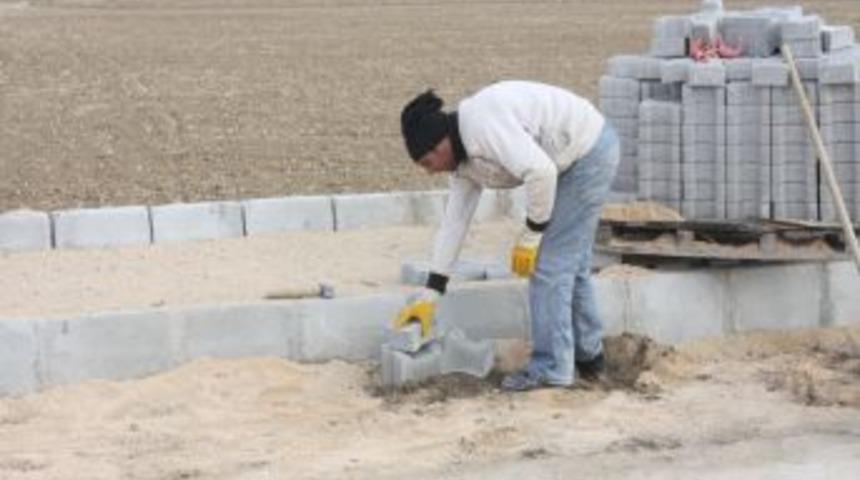 Meslek Yüksekokulu yolunda kaldırımlar parkelendi