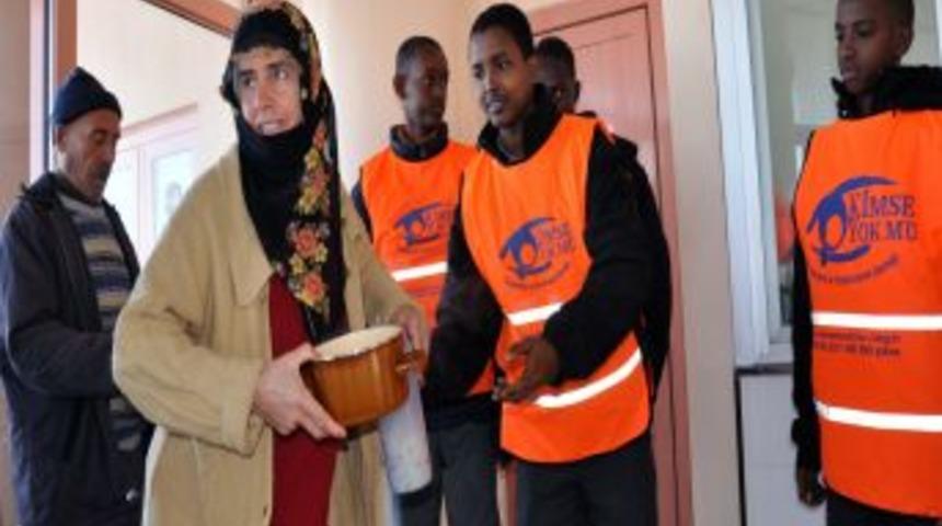 Somalili &ouml;ğrencilerden ocağı t&uuml;tmeyen evlere yemek servisi