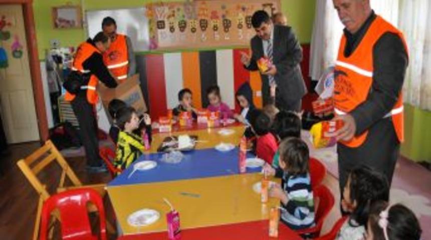 Kimse Yok Mu Balıkesir Şubesi Van için öğrencilere kumbara dağıttı