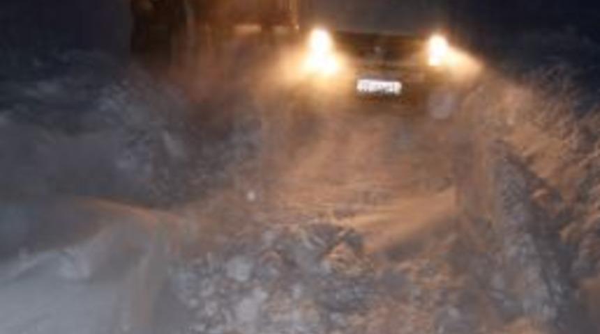 Kar ve tipi sebebiyle mahsur kalan k&ouml;yl&uuml;ler kurtarıldı