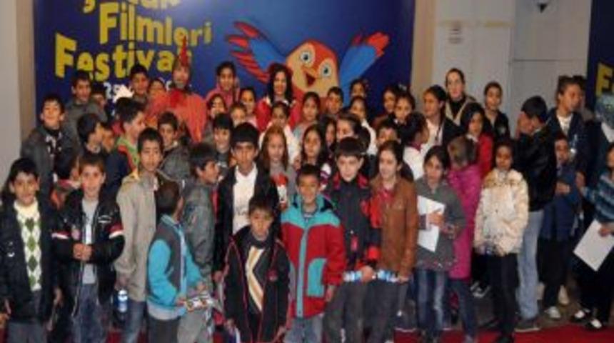 Depremzede &ccedil;ocukların sinema keyfi