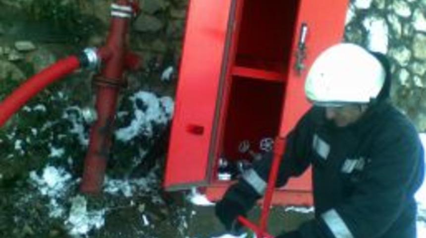 Karlı havada itfaiye aracı &ccedil;ıkamayınca yangın dolabı devreye sokuldu