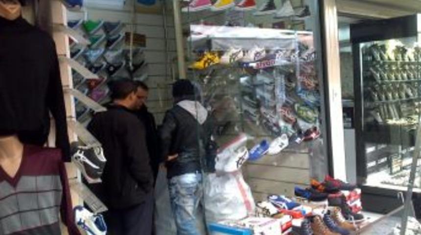 İzmir polisinden taklit &uuml;r&uuml;n operasyonu: 16 bin 338 ayakkabıya el konuldu