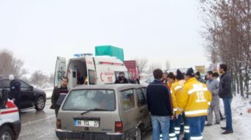 Nişana gidenleri taşıyan ara&ccedil; buzlu yolda takla attı: 10 yaralı