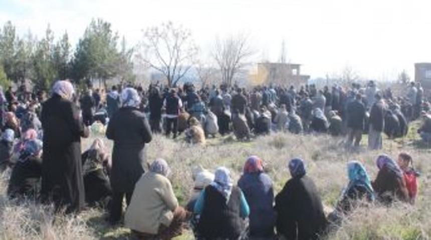 Sobadan zehirlenen aile fertlerinin cenazeleri g&ouml;zyaşlarıyla toprağa verildi