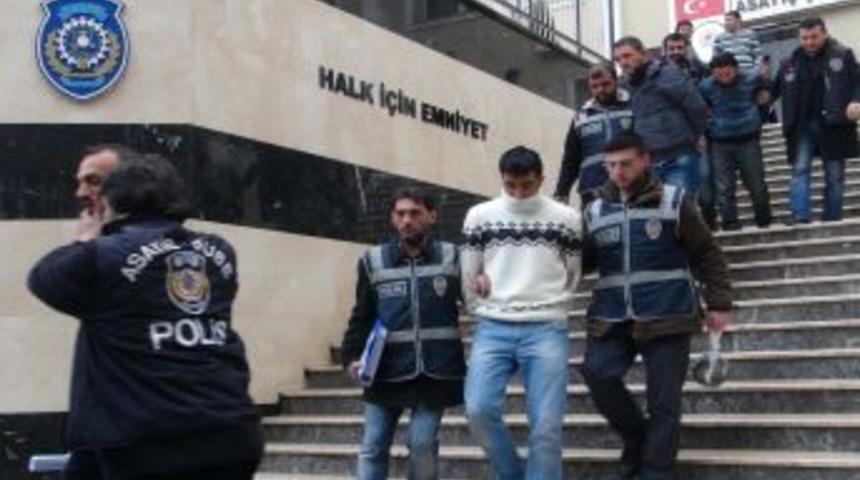 Ara&ccedil;tan 500 bin liralık hırsızlık g&uuml;venlik kamerasında