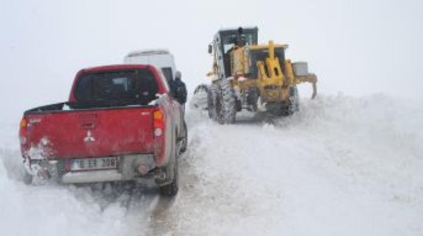 Hakkari'de &ccedil;ığ d&uuml;şen yolda mahsur kalan kayak&ccedil;ıları jandarma kurtardı