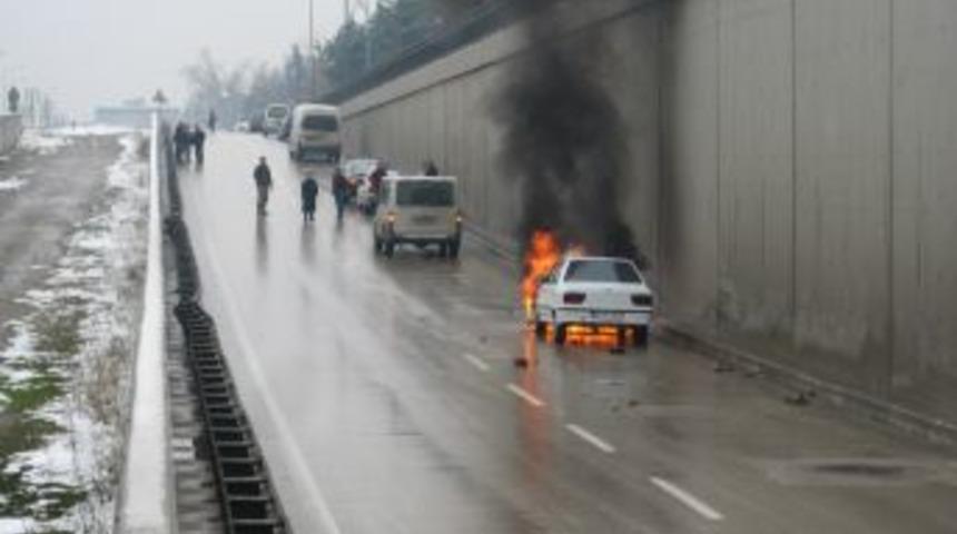 LPG'li ara&ccedil; alev aldı, s&uuml;r&uuml;c&uuml; son anda kurtarıldı