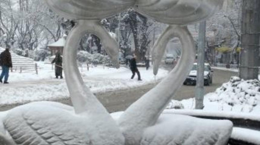 Zonguldak'ta kar, hem zorda bıraktı hem de eğlendirdi