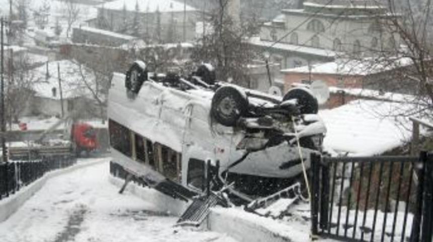 Karda kayan minib&uuml;s gecekondunun &uuml;zerine devrildi