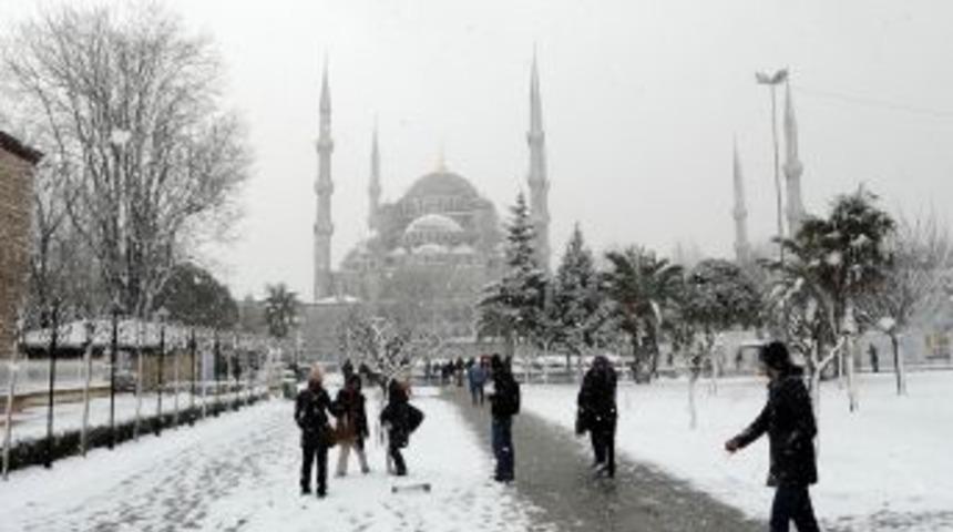 İstanbul'un tarihi sil&uuml;etleri beyaza b&uuml;r&uuml;nd&uuml;