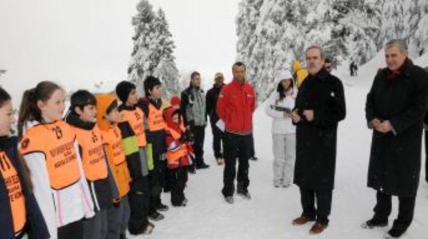 Gen&ccedil;ler Uludağ'da kayak &ouml;ğreniyor
