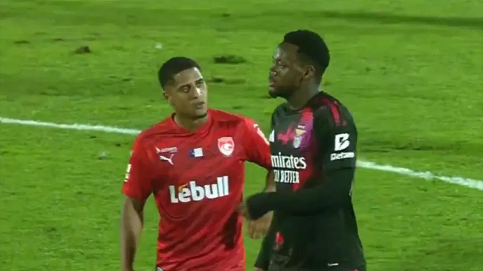 Jhon Duran Portekiz'de ortalığı fena karıştırdı! Kırmızı karta rağmen oynadı