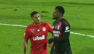 Jhon Duran Portekiz'de ortalığı fena karıştırdı! Kırmızı karta rağmen...