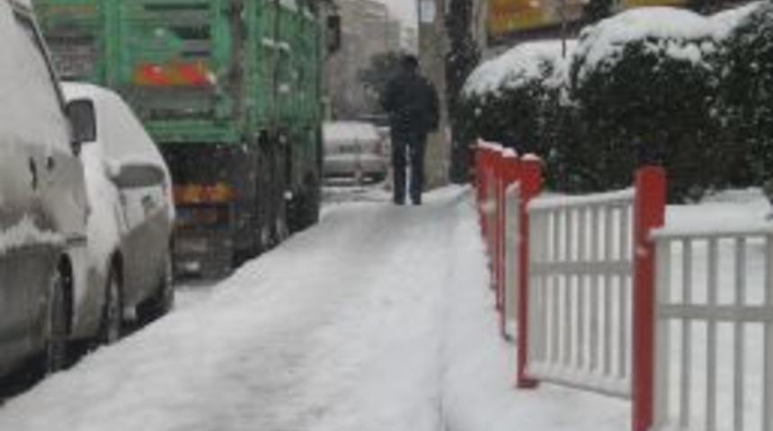 İstanbul'da kar yağışı aralıklarla devam ediyor