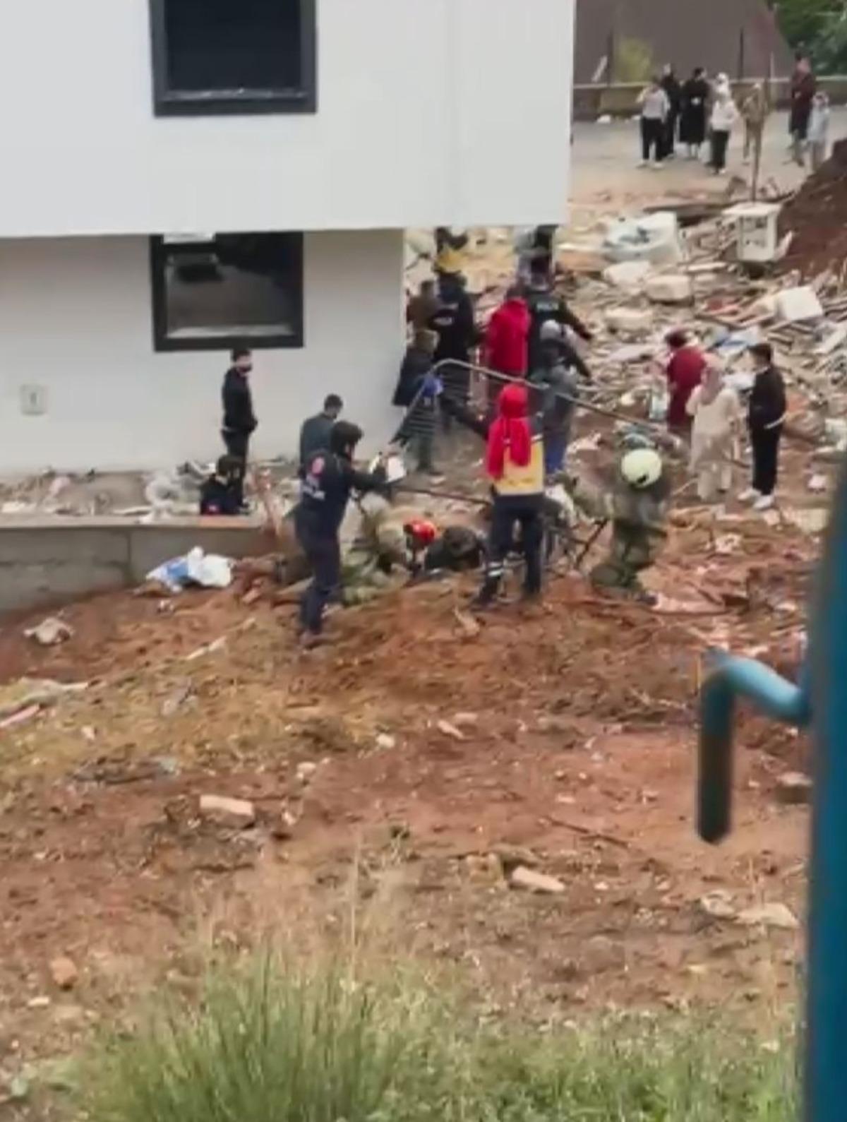 Yer: Sultanbeyli! Anne ve oğlu çamura saplandı: Ekipler seferber oldu 1