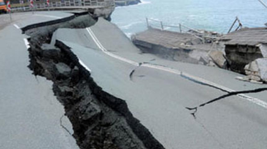 Dalgalar sahil yolunu &ccedil;&ouml;kertti