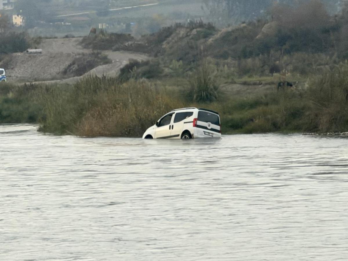 Balık tutmaya gittikleri çayda su seviyesinin yükselmesi ile otomobil mahsur kaldı 2