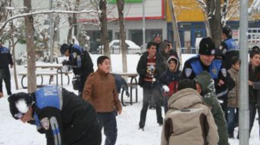 &Ccedil;ocuklar, polisle kartopu oynadı