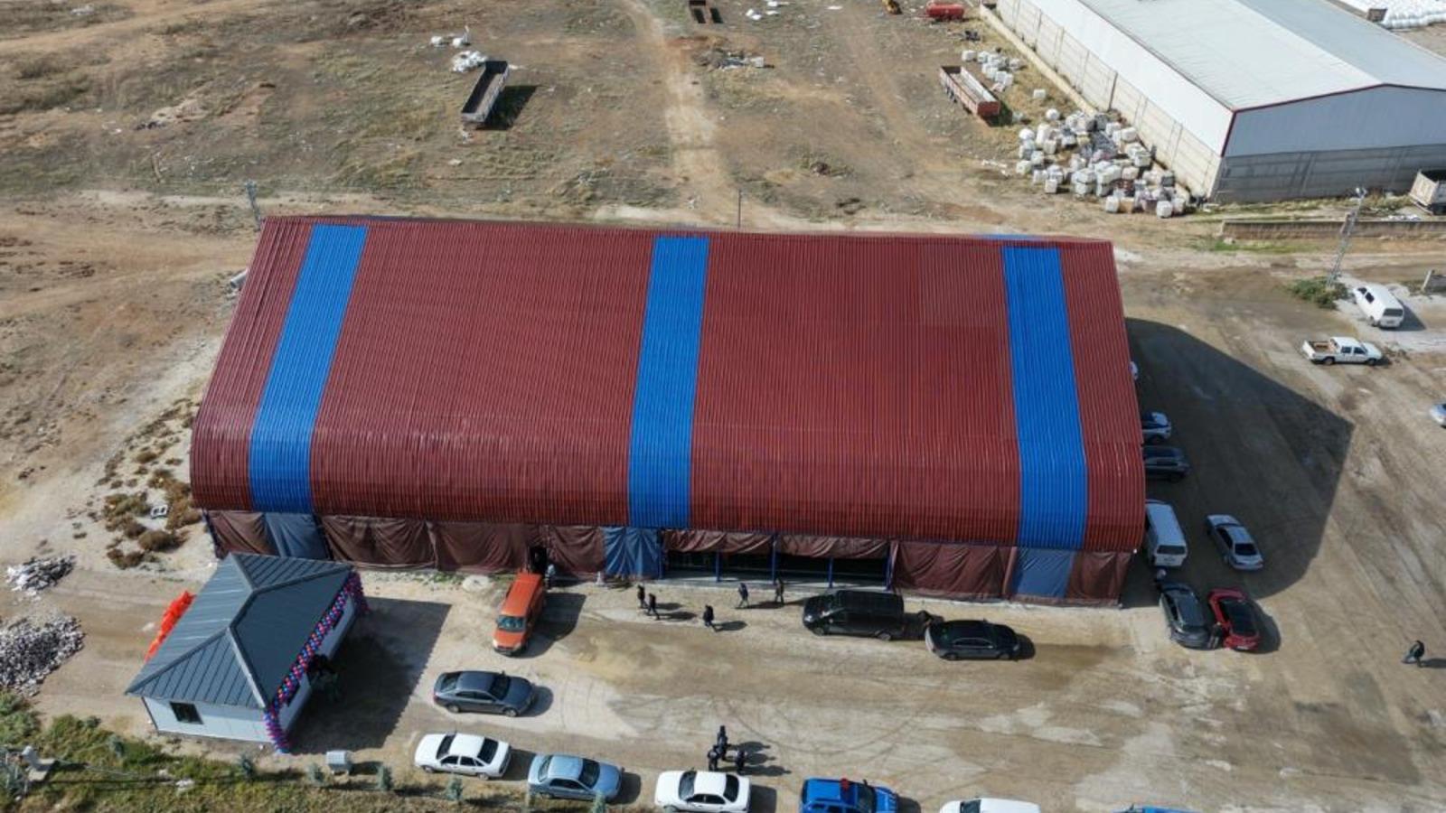 Trabzonspor sevdalısı köye bordo-mavi renklerle halı saha yapıldı