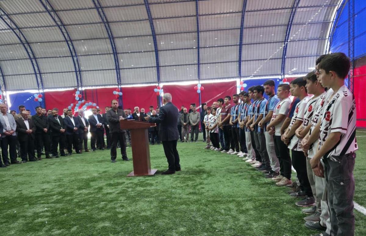 Trabzonspor sevdalısı köye bordo-mavi renklerle halı saha yapıldı 2