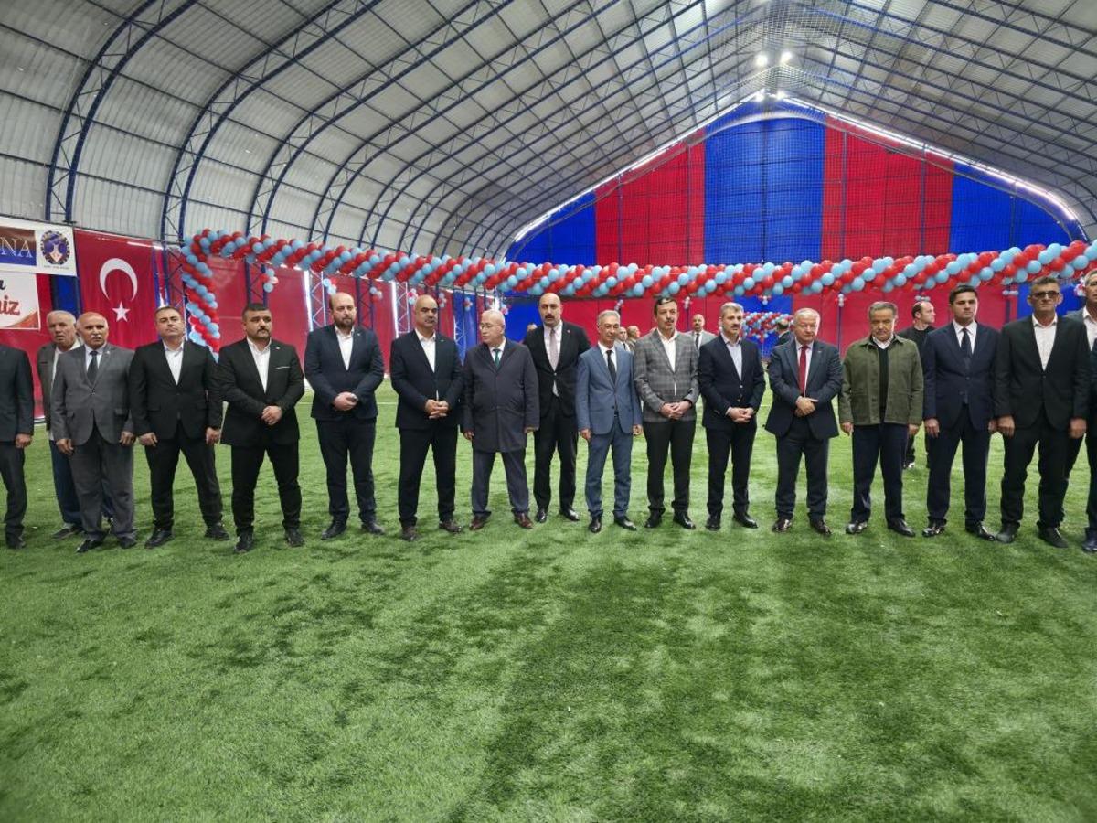 Trabzonspor sevdalısı köye bordo-mavi renklerle halı saha yapıldı 3