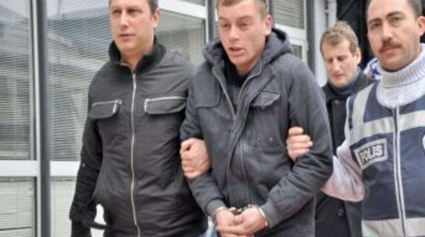 Kapka&ccedil;cı, yakalanacağın anlayınca &ccedil;antayı atıp ka&ccedil;mak istedi