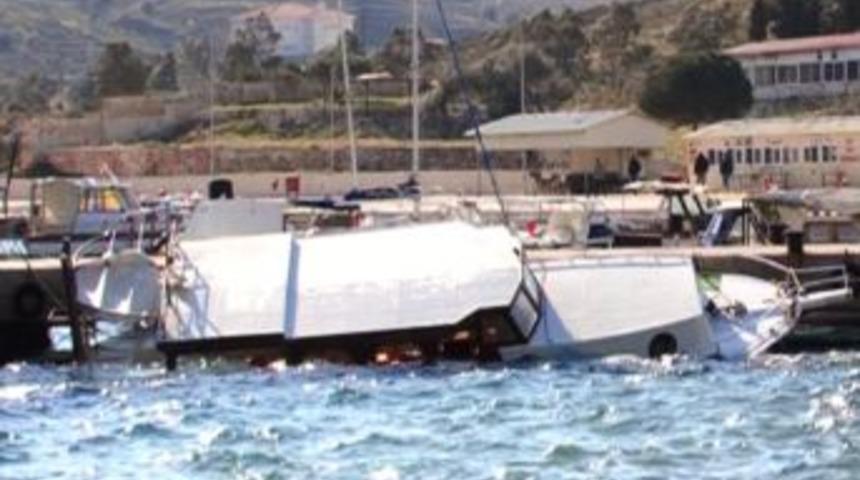 Şiddetli fırtına sekiz tekneyi batırdı