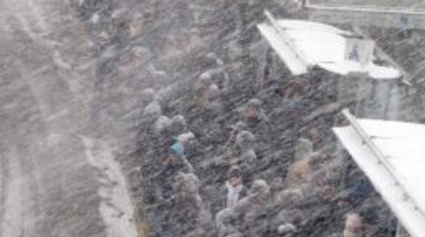 Yoğun kar yağışı otoyolda trafiği fel&ccedil; etti