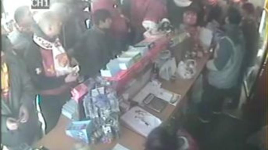 Marketin yağmalanması g&uuml;venlik kamerasına yansıdı