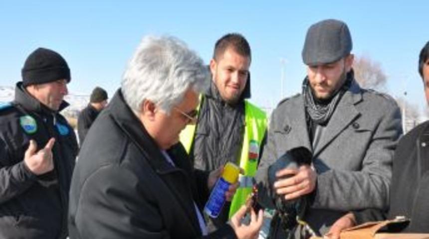 Oltaya takılan karabatak kurtarıldı