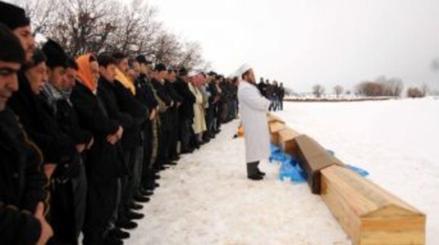 Yangın faciasında can veren 7 kişi toprağa verildi